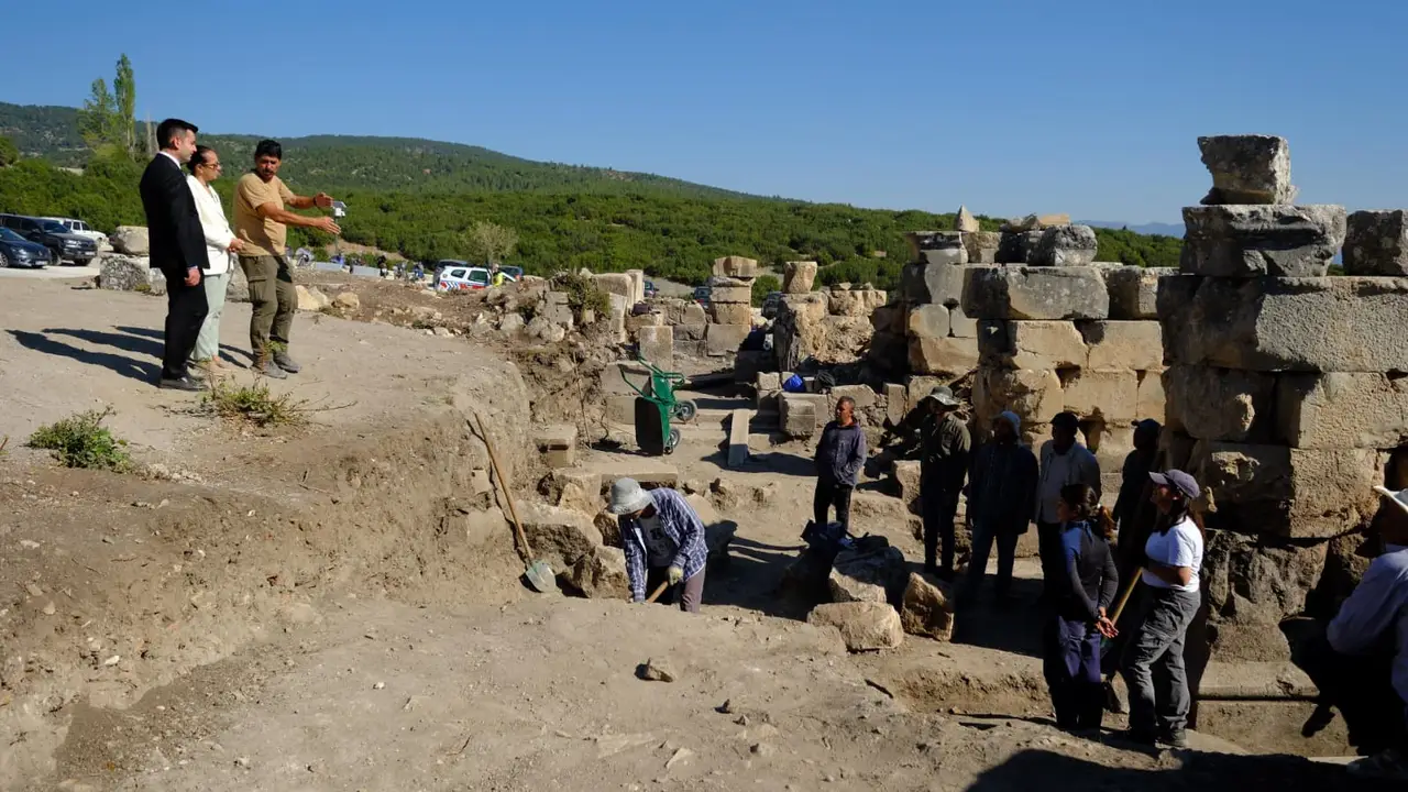tarihin-kalbine-yolculuk-vali-bilgihan-kibyrada-incelemelerde-bulundu-5.webp