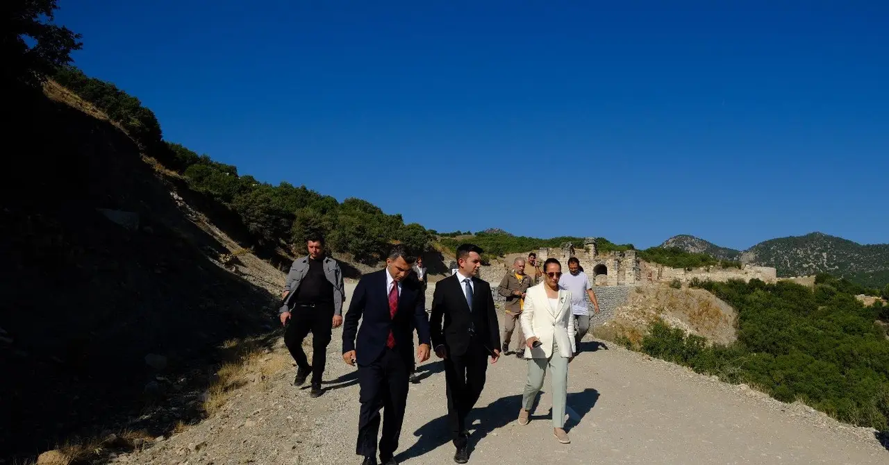 tarihin-kalbine-yolculuk-vali-bilgihan-kibyrada-incelemelerde-bulundu3.webp