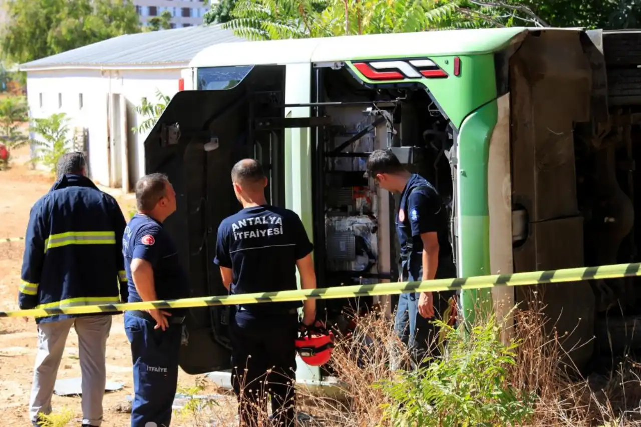 akdeniz-universitesinde-ring-otobusu-devrildi-surucu-hayatini-kaybetti-3.webp
