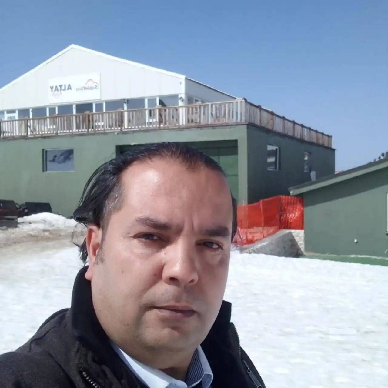 akdeniz-universitesinde-ring-otobusu-devrildi-surucu-hayatini-kaybetti.webp