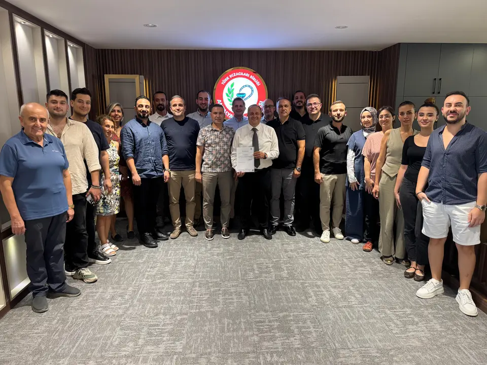 antalya-eczaci-odasinda-mustafa-celebi-guven-tazeledi-2.webp