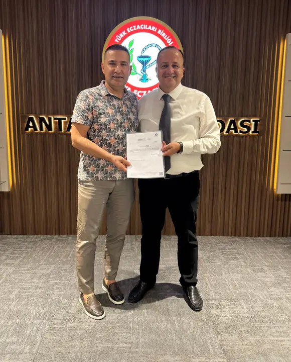 antalya-eczaci-odasinda-mustafa-celebi-guven-tazeledi-3.webp