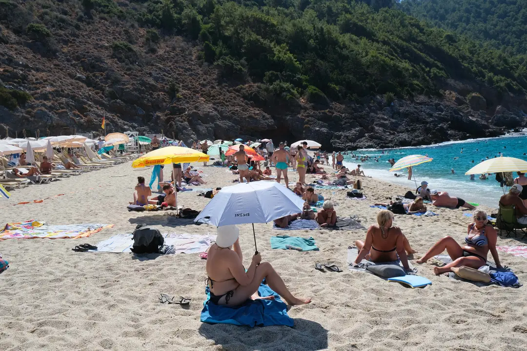 antalyada-sari-yaz-konyaalti-tiklim-tiklim-alanya-turistlere-kaldi-4.webp
