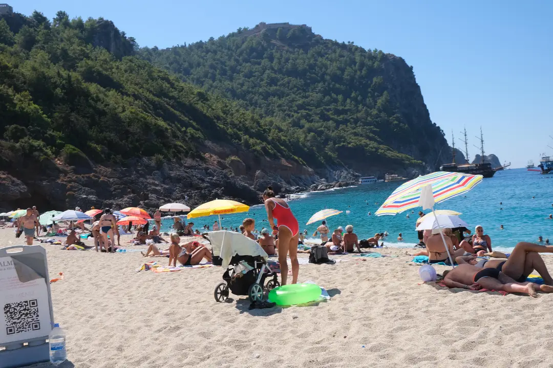antalyada-sari-yaz-konyaalti-tiklim-tiklim-alanya-turistlere-kaldi-5.webp