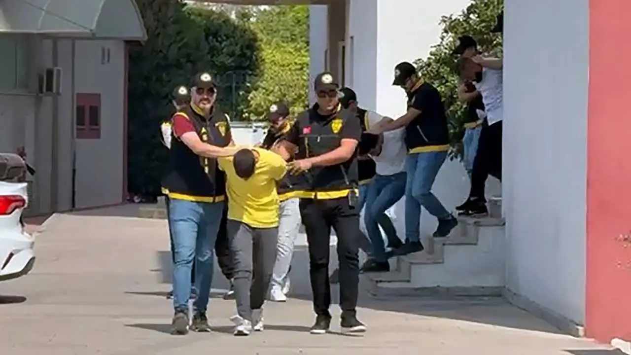 akdenizgercekadanada-kuyumcu-soyduktan-sonra-paralari-sacarak-poz-vermisler3.webp