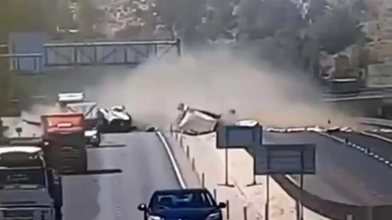akdenizgercekantalyada-trafigi-felc-eden-tir-kazasinin-goruntuleri-ortaya-cikti3.webp