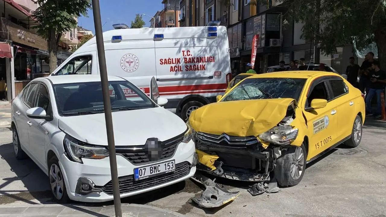 akdenizgercekburdurda-taksiyle-otomobil-birbirine-girdigi-kaza-trafigi-kilitledi2.webp