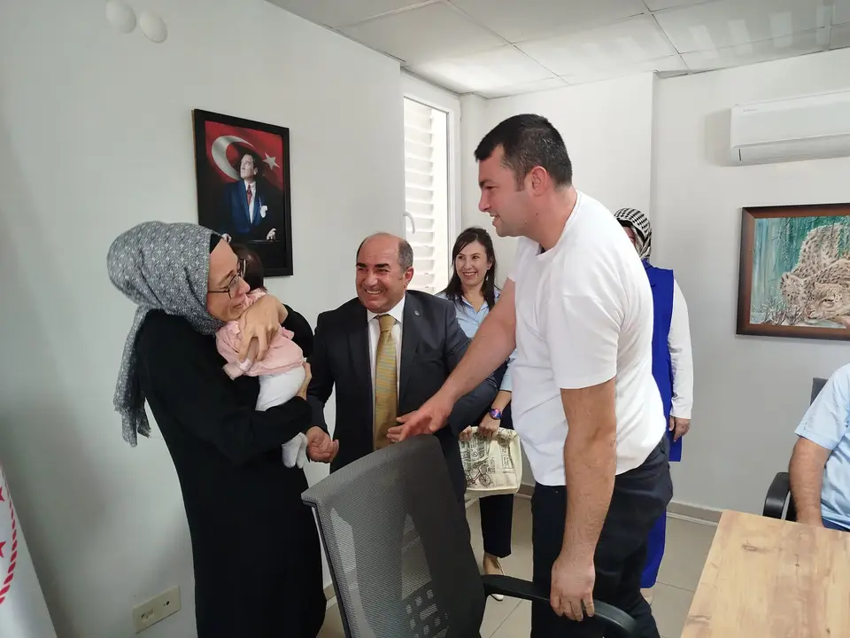 antalyada-koruyucu-aileye-begum-bebek-surprizi-kokusunu-icine-cekti-gozyasi-doktu-2.webp