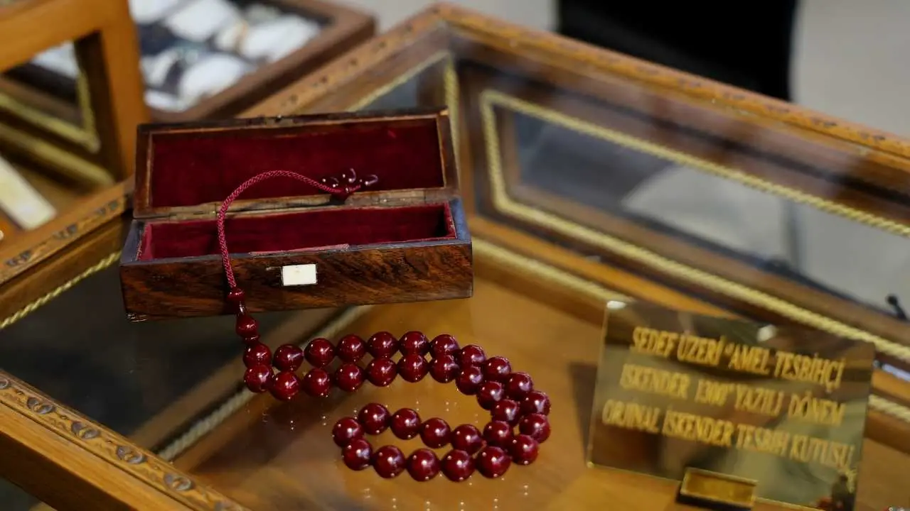 akdenizgercekadanada-150-yillik-osmanli-sikma-kehribar-tespihine-binlerce-dolar-fiyat-bicildi2.webp
