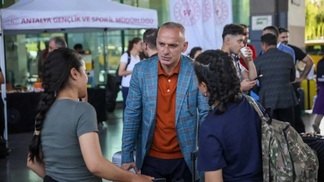 akdenizgercekantalyaya-gelen-universite-ogrencilerine-sicak-karsilama3.webp