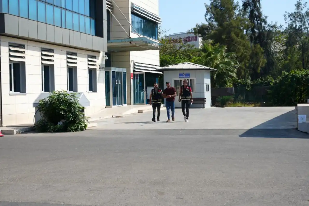 antalyada-eski-esini-esarpla-bogarak-olduren-cani-tutuklandi-3.webp
