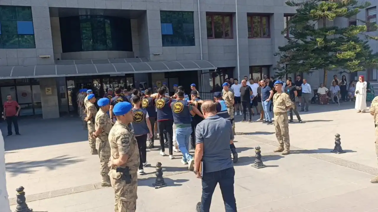 antalyada-motosikletli-silahli-saldirganlar-yakalandi-1i-turist-3-kisi-yaralanmisti.webp