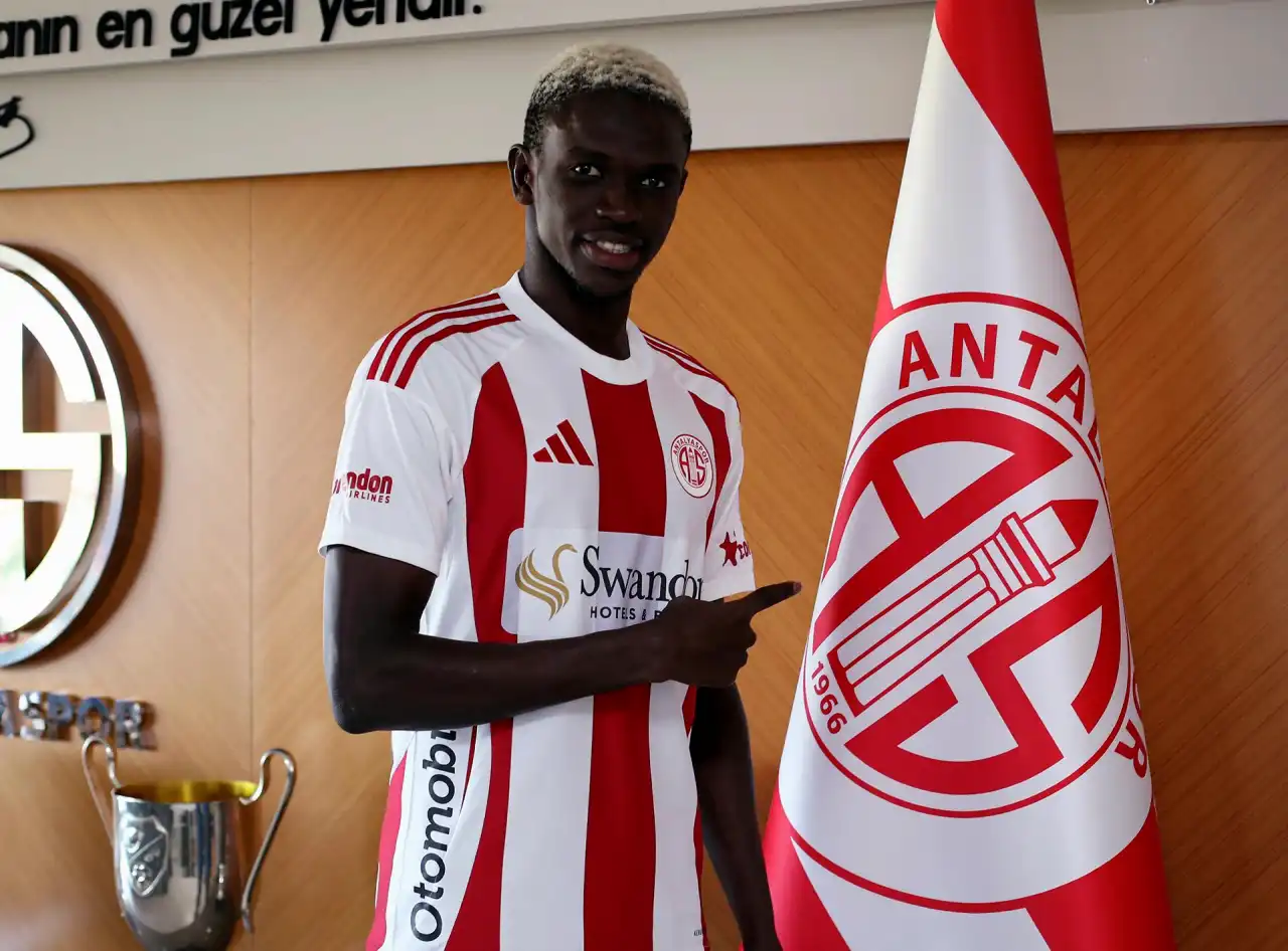 antalyaspor-transferde-ilk-3e-girdi-17-futbolcuyu-kadrosuna-katti-3.webp