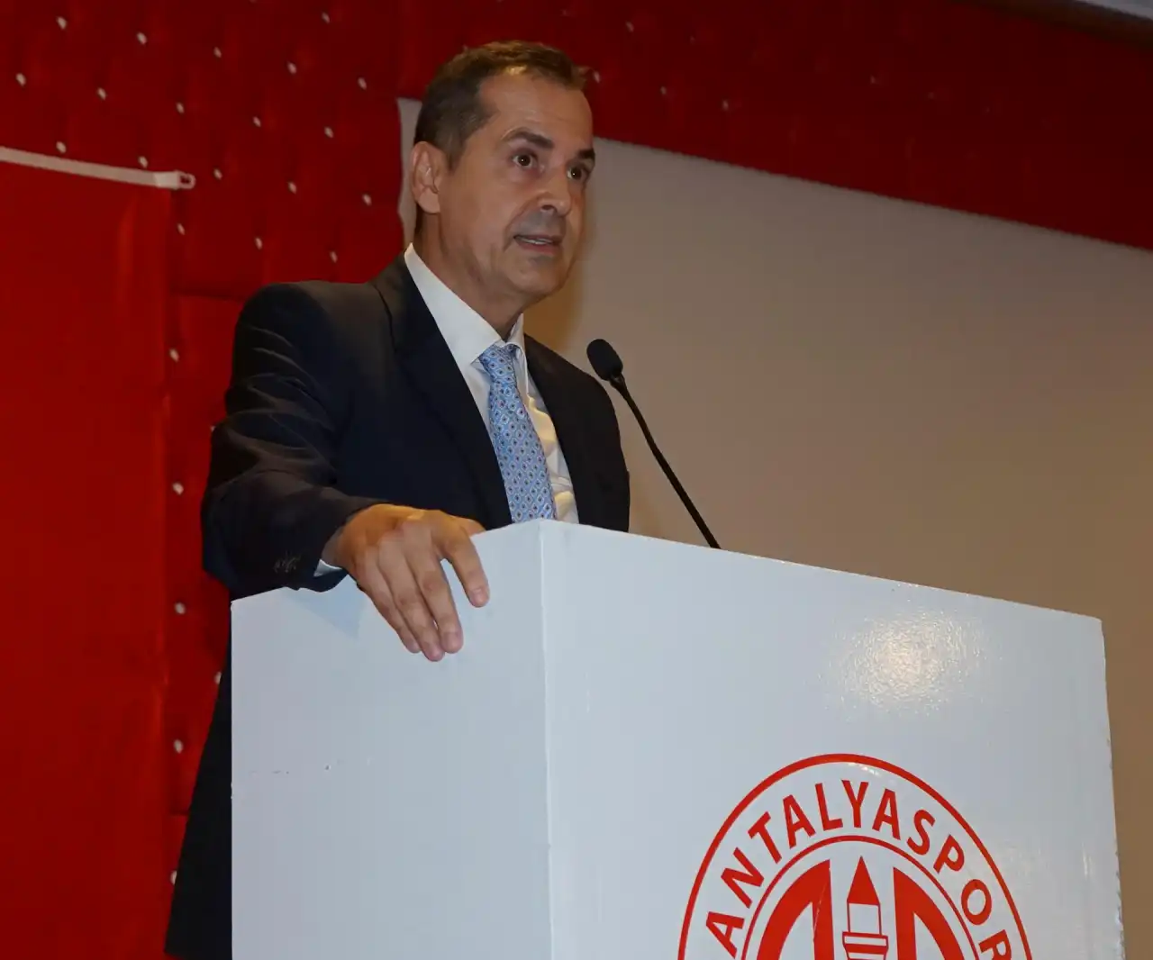 antalyaspor-transferde-ilk-3e-girdi-17-futbolcuyu-kadrosuna-katti.webp