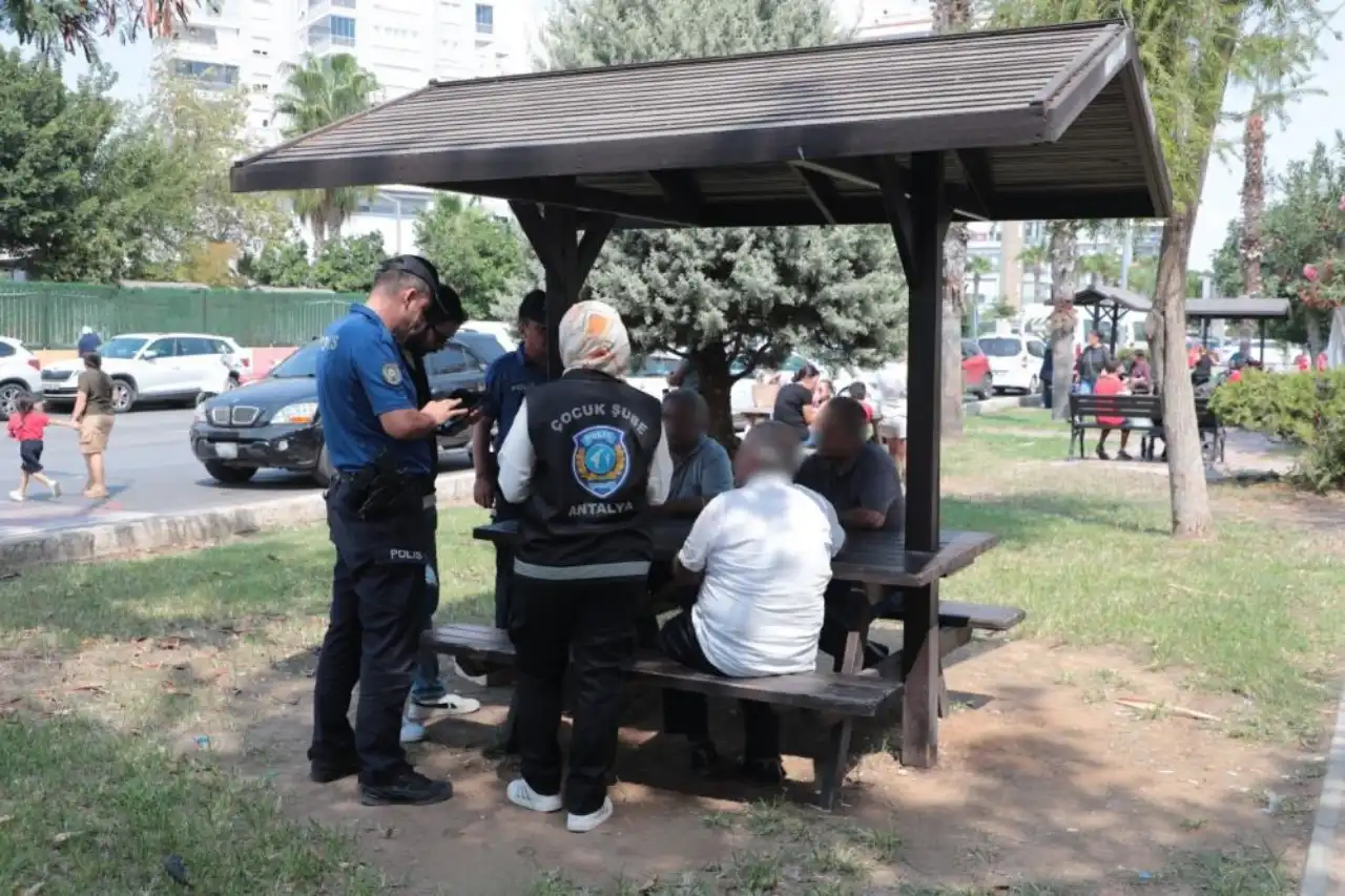 egitim-ve-ogretim-yili-basladi-antalya-emniyeti-denetimlerde-542-kisiyi-sorguladi-2.webp