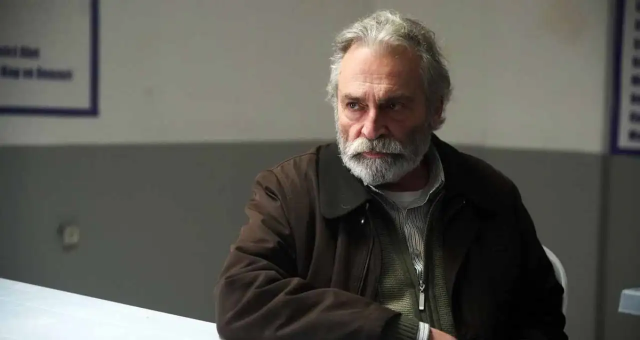 the-turkish-detective-dizisi-haluk-bilginerakdenizgerceks.webp