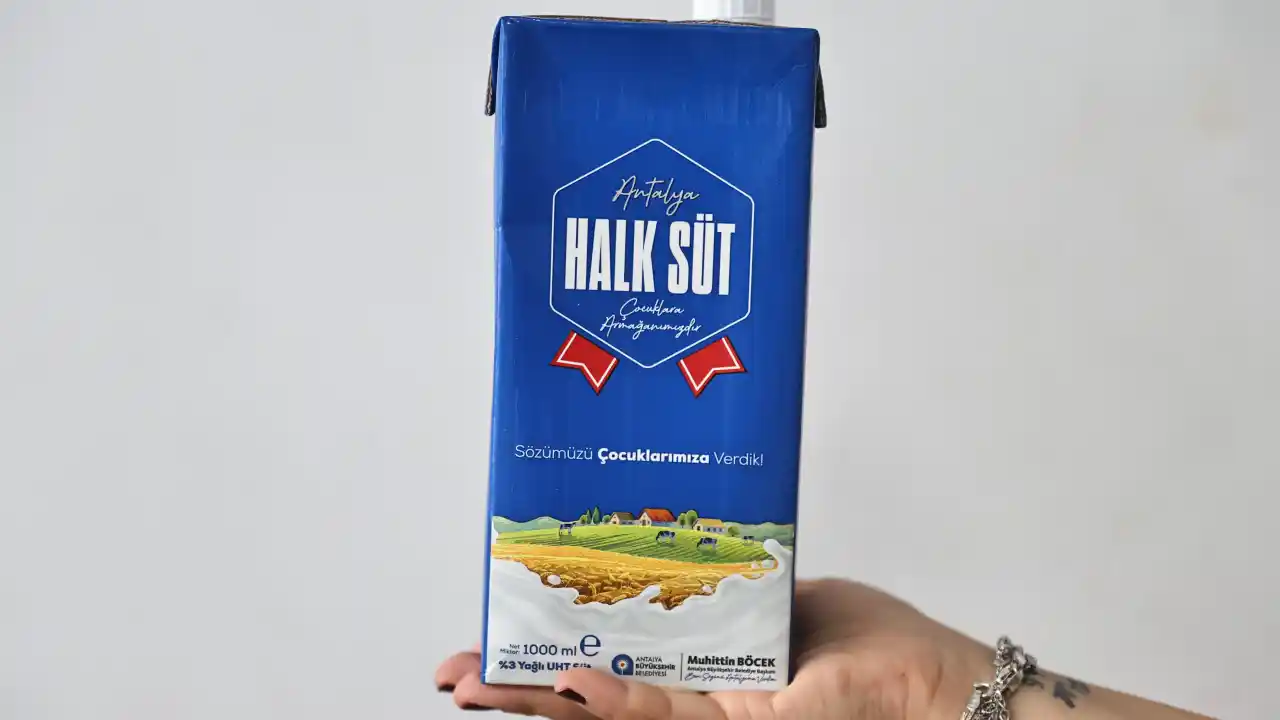 akdenizgercek-antalyada-10-bin-cocuga-ucretsiz-sut-dagitildi-2.webp