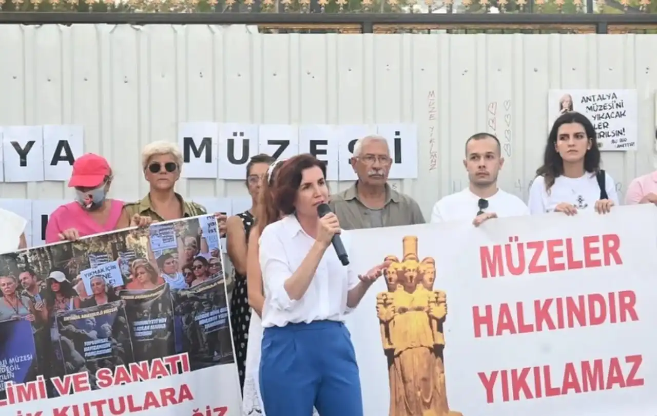 chp-antalya-milletvekili-cosardan-arkeoloji-muzesinin-yikimina-tepki.webp