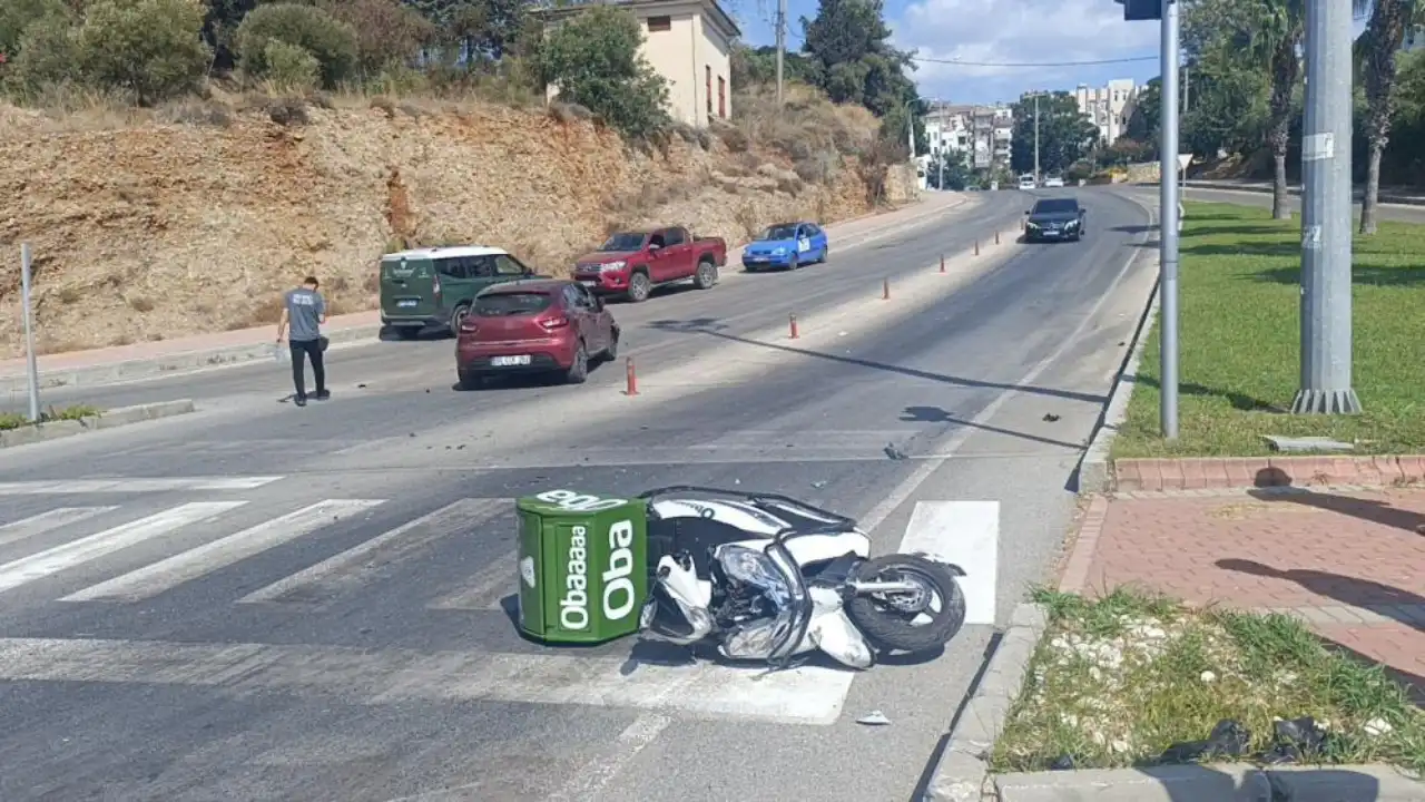 manavgatta-caddeye-kontrolsuz-cikis-yapan-otomobil-motosiklete-carpti-3.webp