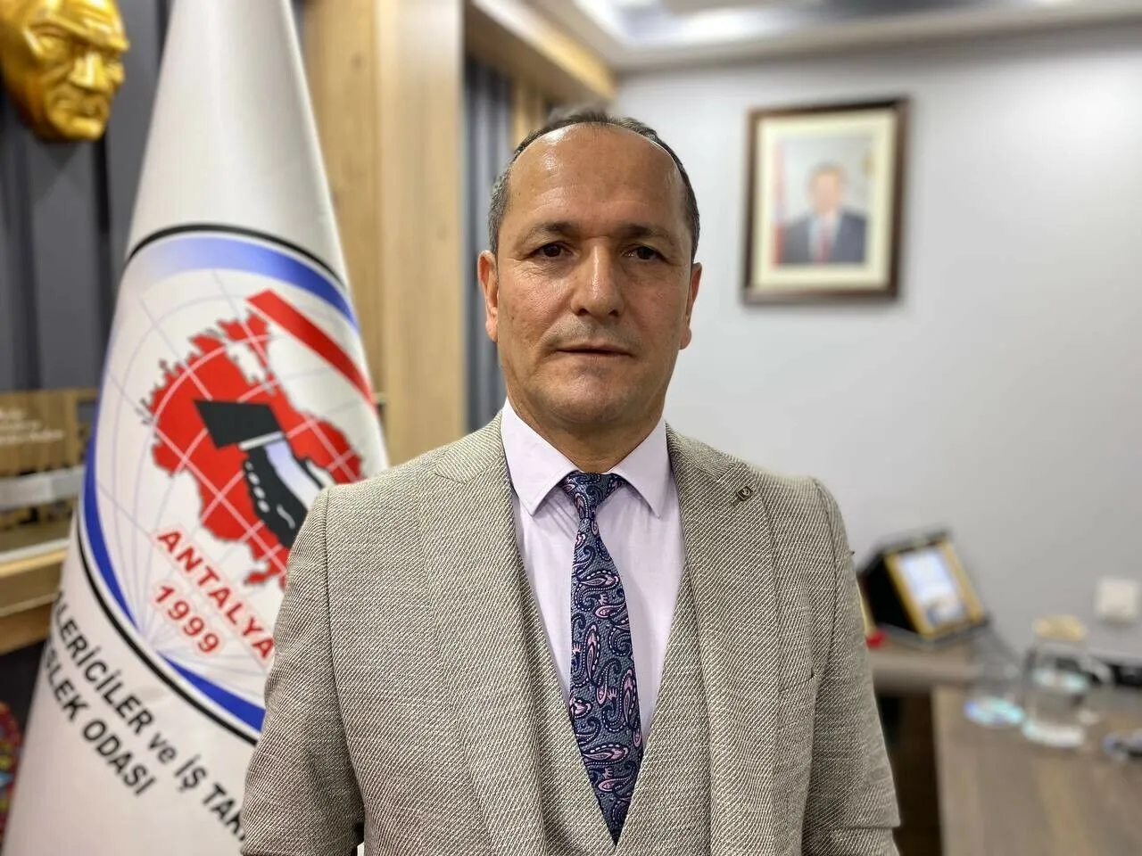 antalya-emlakcilar-is-takipcileri-ve-oto-galericiler-esnaf-odasi-baskani-ismail-caglar-1.webp