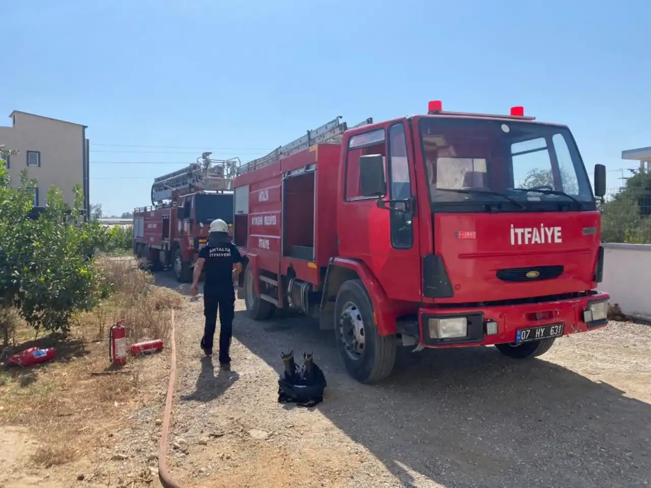 antalya-iki-katli-evin-altindaki-depo-alevlere-teslim-oldu-2.webp