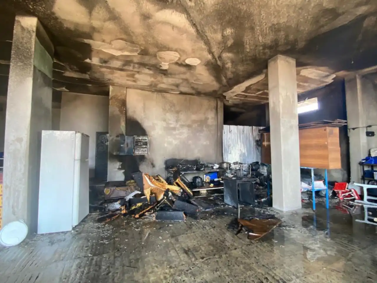 antalya-iki-katli-evin-altindaki-depo-alevlere-teslim-oldu-3.webp