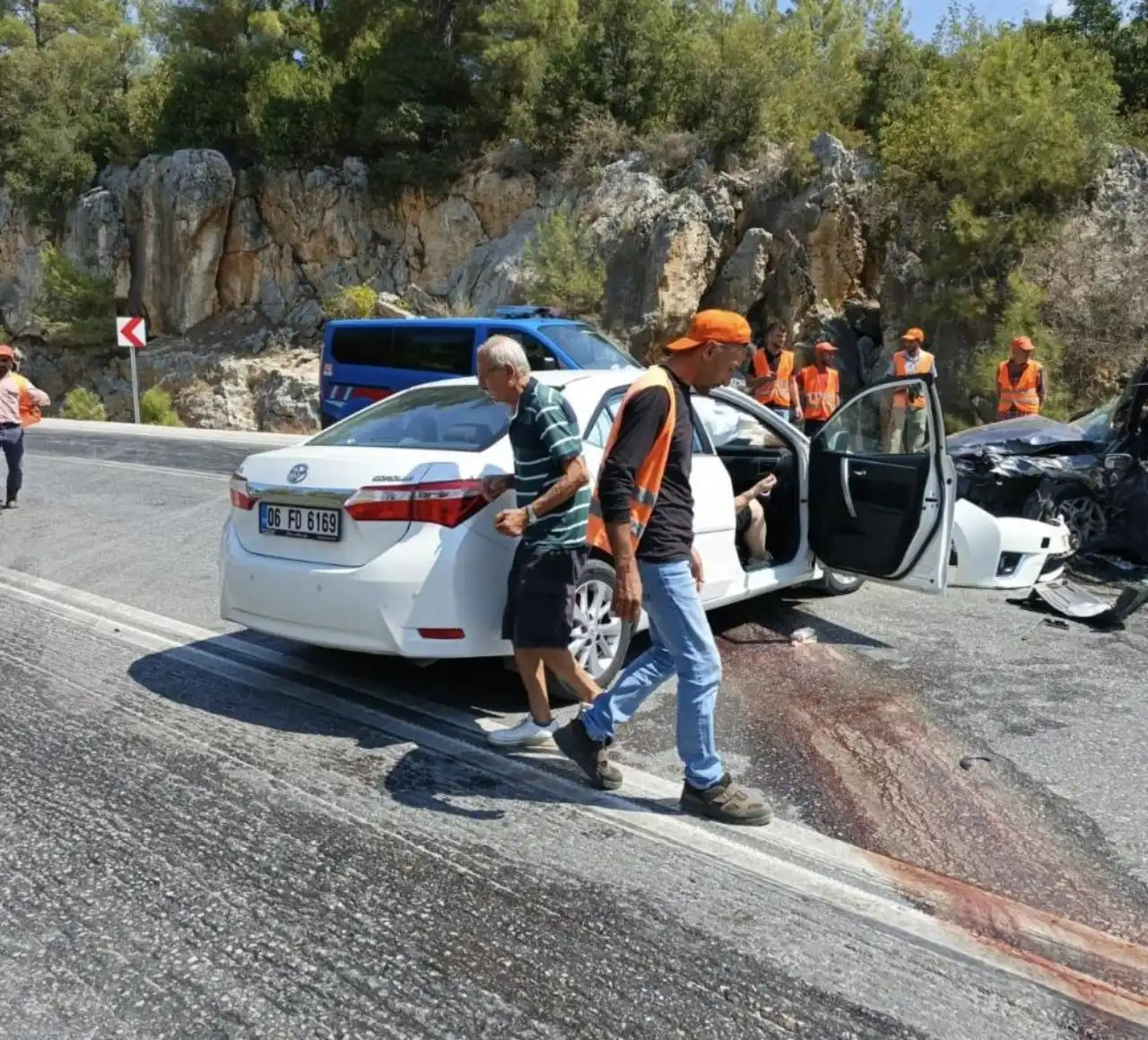 antalyada-iki-otomobil-kafa-kafaya-carpisti-8-kisi-yaralandi-3.webp