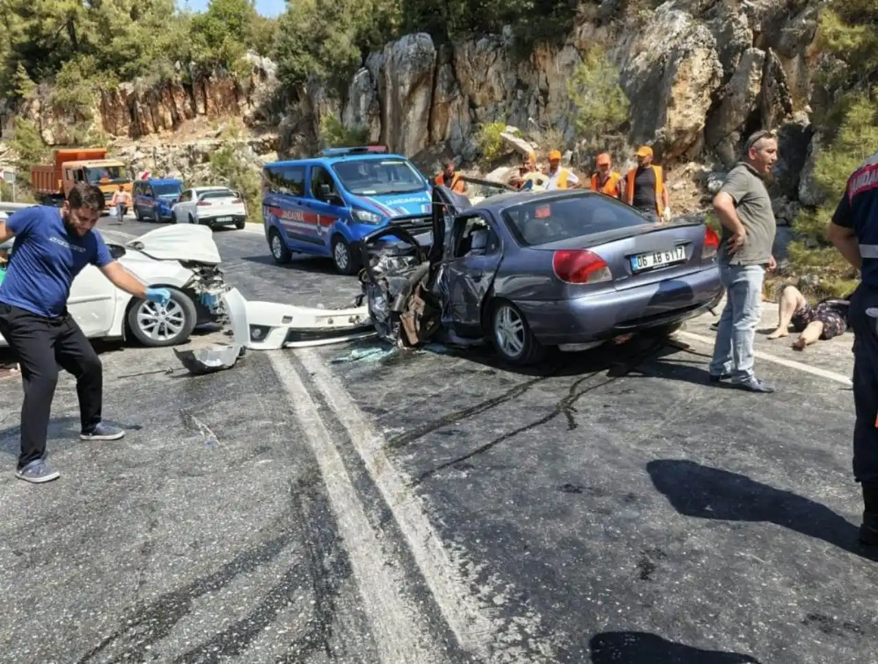 antalyada-iki-otomobil-kafa-kafaya-carpisti-8-kisi-yaralandi-4.webp