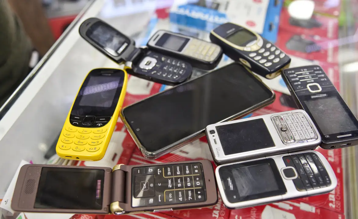 tuslu-telefonlar-geri-dondu-1000-5-bin-tl-arasinda-degisiyor-veliler-kapisiyor-2.webp