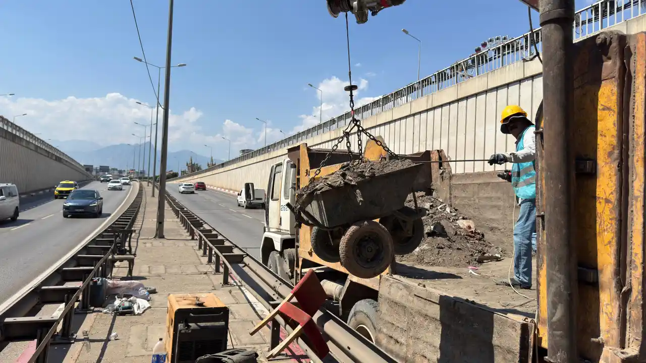 akdenizgercek-antalyada-trafigi-felc-eden-noktada-calisma-4.webp