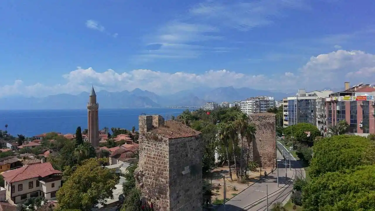 akdenizgercek-konut-satisinda-antalya-yine-yabancilarin-gozdesi-oldu-1.webp