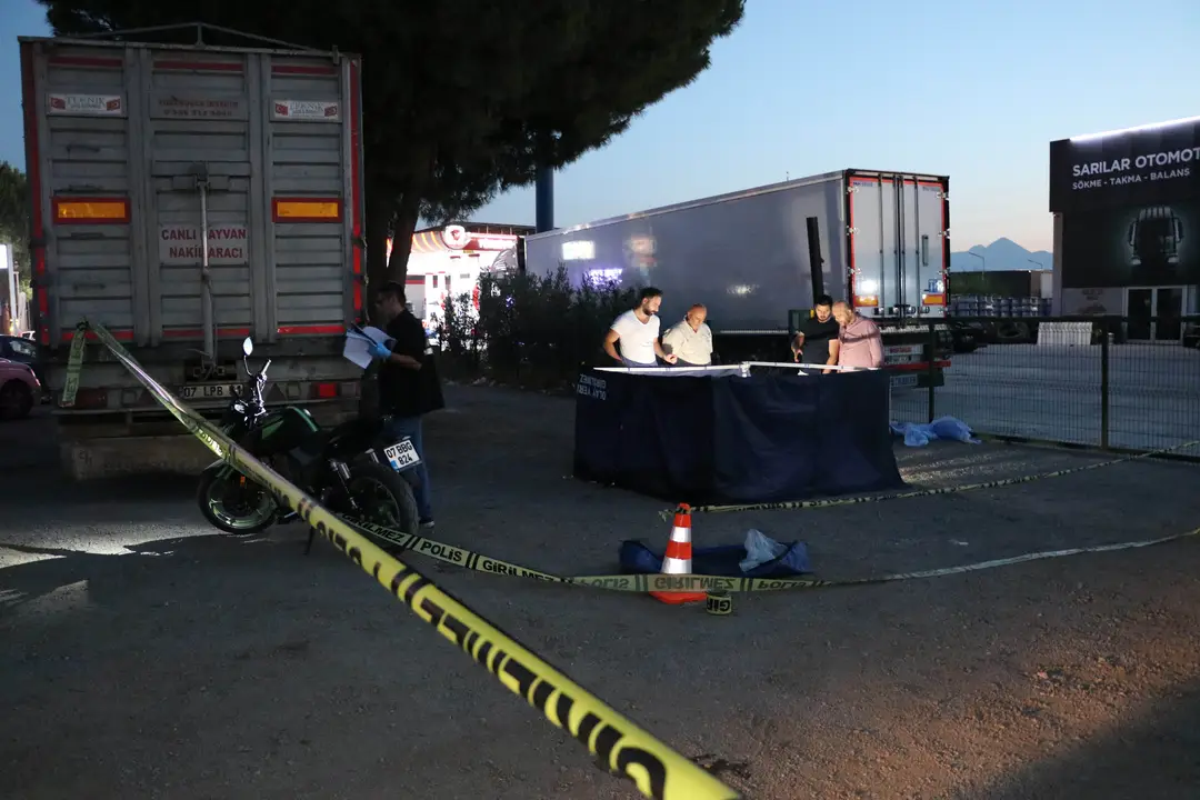 antalyada-eski-esinin-bogazini-kesti-tahliye-istedi-2.webp
