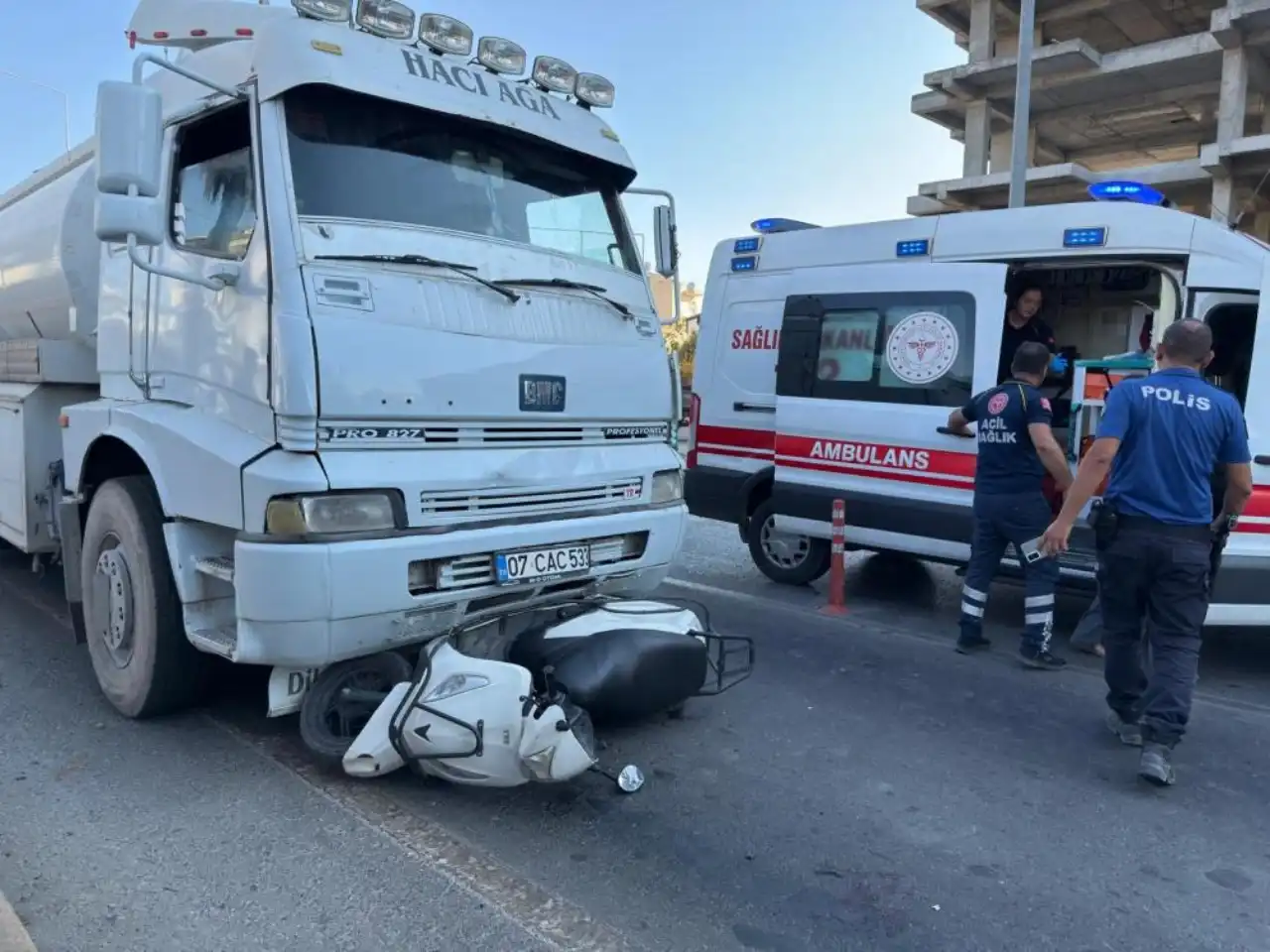 antalyada-su-tankeri-ile-motosiklet-carpisti-anne-ve-2-cocugu-yaralandi-2.webp