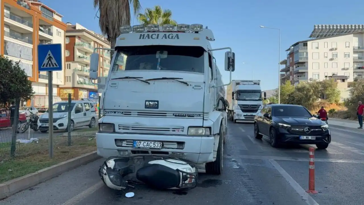 antalyada-su-tankeri-ile-motosiklet-carpisti-anne-ve-2-cocugu-yaralandi-3.webp