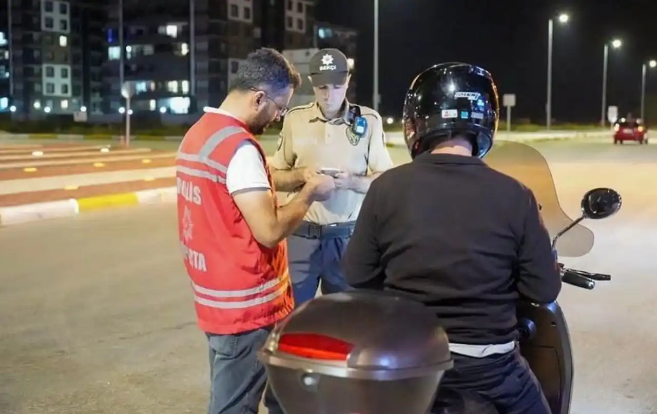 isparta-emniyeti-trafik-kuralina-uymayan-suruculere-goz-actirmadi-3.webp