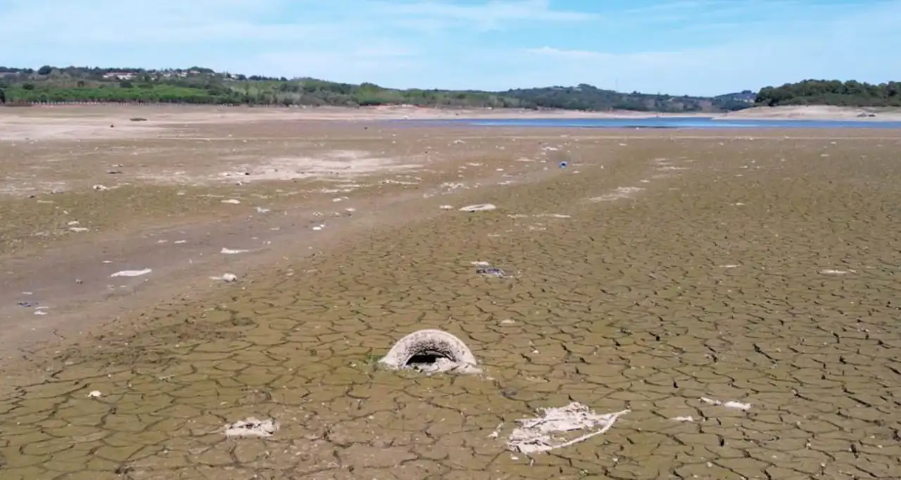 kuraklik-istanbulun-barajlarini-vurdu-sular-cekildi-kirlilik-ortaya-cikti-3.webp