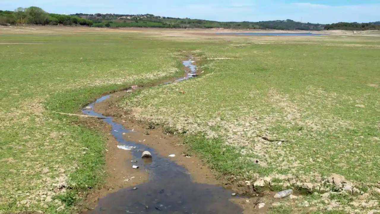kuraklik-istanbulun-barajlarini-vurdu-sular-cekildi-kirlilik-ortaya-cikti-4.webp