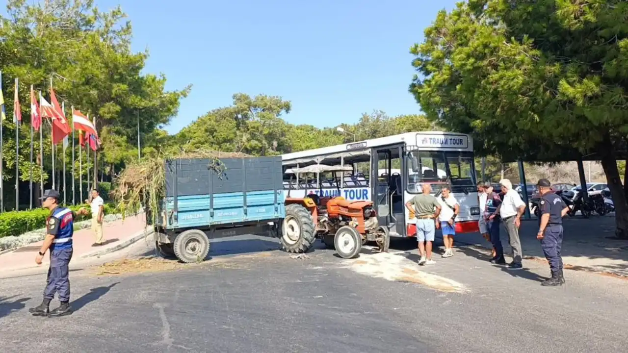 manavgatta-safari-otobusu-ile-traktor-carpisti-yolcu-turist-yaralandi-3.webp