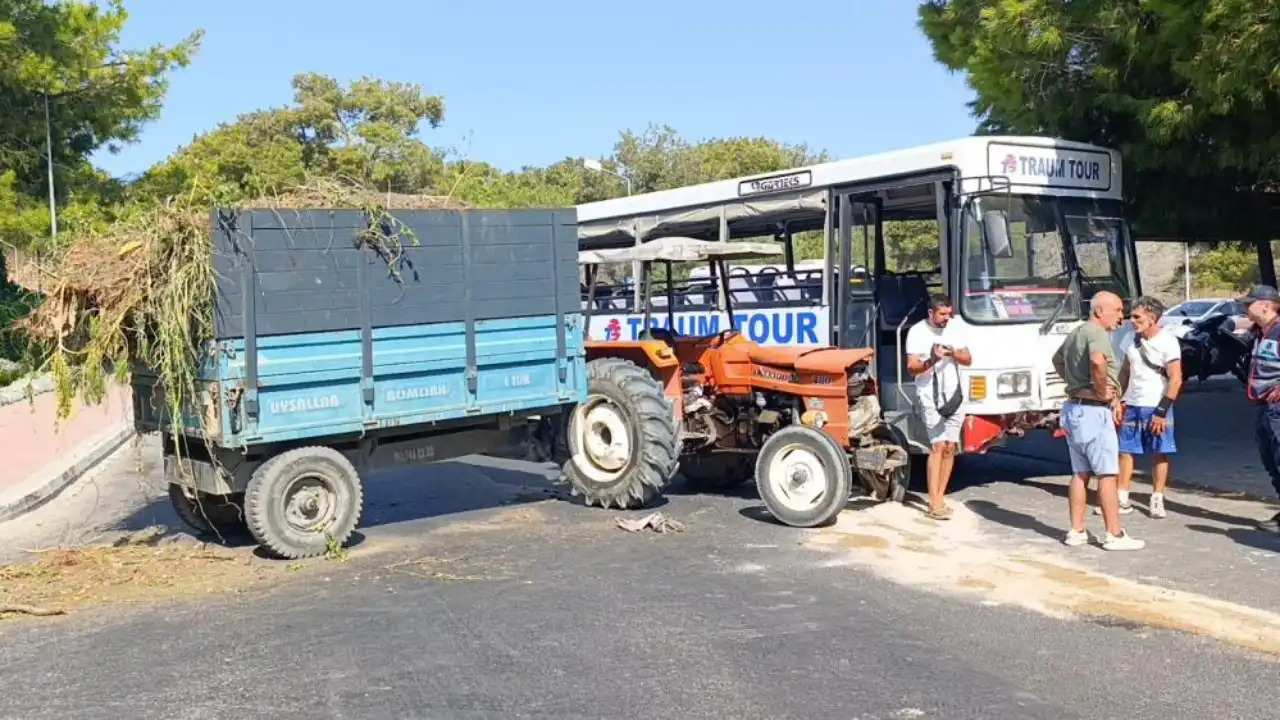 manavgatta-safari-otobusu-ile-traktor-carpisti-yolcu-turist-yaralandi.webp