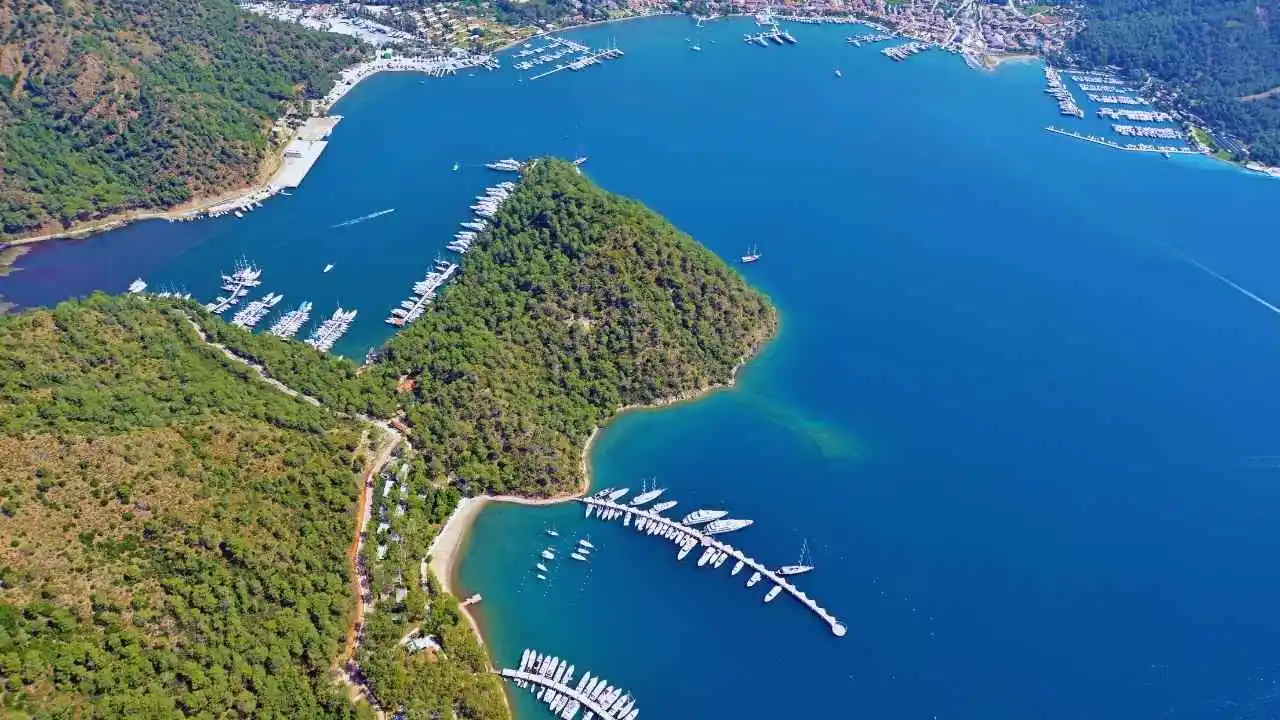 akdenizgercek-fethiye-ve-gocek-koylarinda-mapa-tartismasi-1.webp