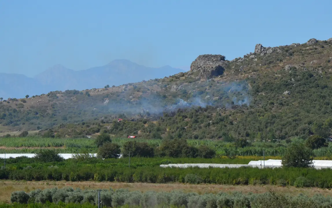 aksu-ve-alanyadan-sonra-serikte-de-yangin-sillyon-yakinlarinda-alevler-yukseldi-2.webp