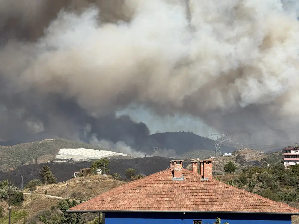 alanyada-5-mahalle-yaniyor-ruzgarla-buyudu-evler-ve-seralar-tehlikede-2.webp