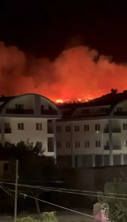 alanyada-kabus-gibi-gece-orman-yangini-iki-mahalleye-sicradi-3.webp