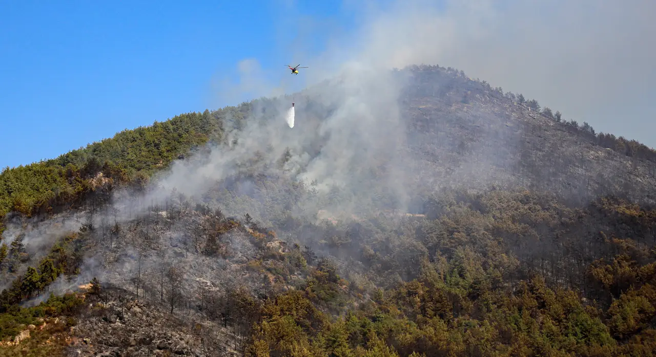 antalyada-24-saatte-21-yangin-cikti-200-hektar-alan-zarar-gordu-4.webp