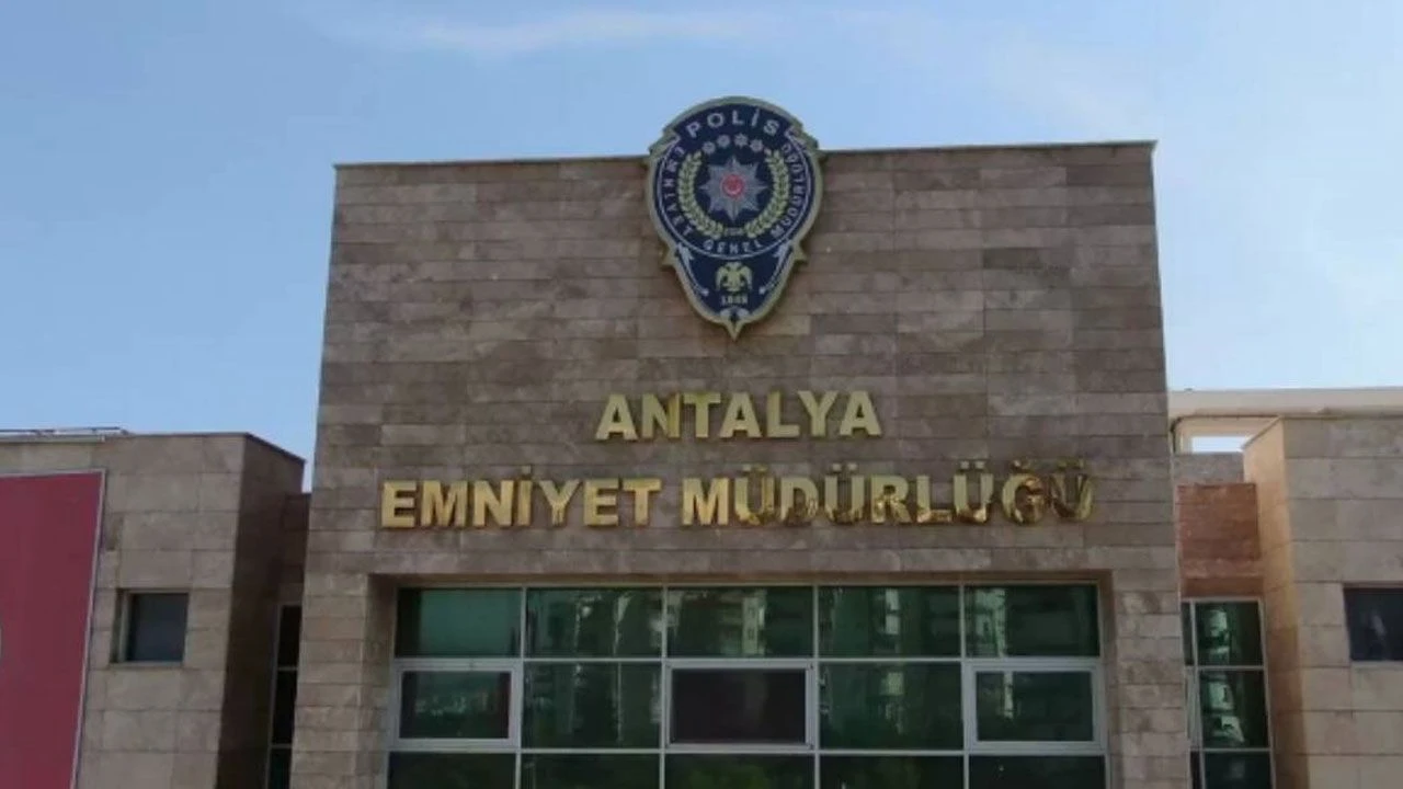 antalyada-hafriyat-skandali-buyuyor-muteahhitler-ve-hafryatcilar-komda-001.webp