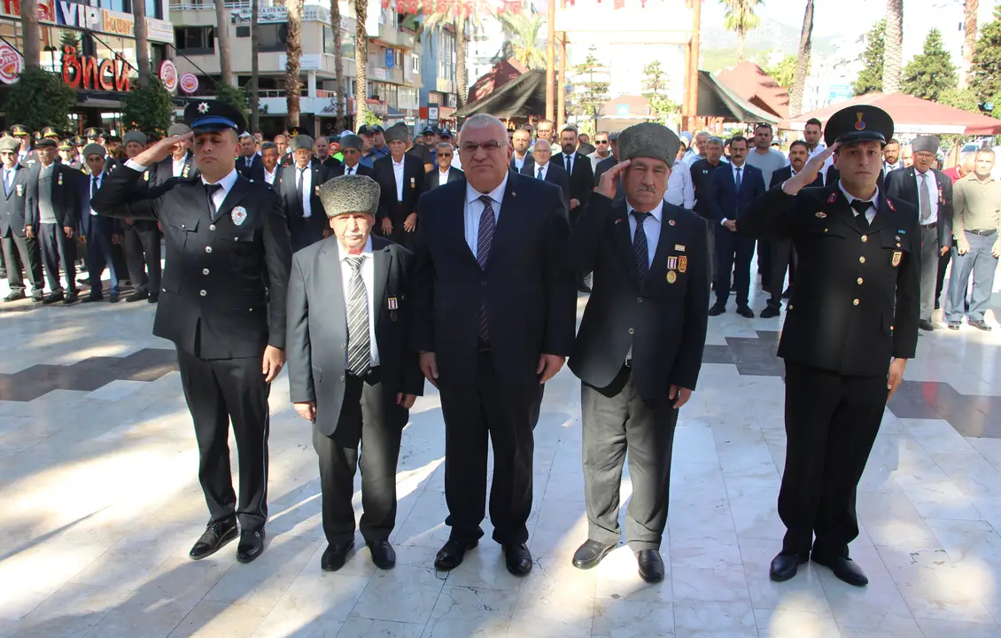 kumlucadaki-gaziler-gunu-toreninde-kibris-gazisi-fenalasti-3.webp