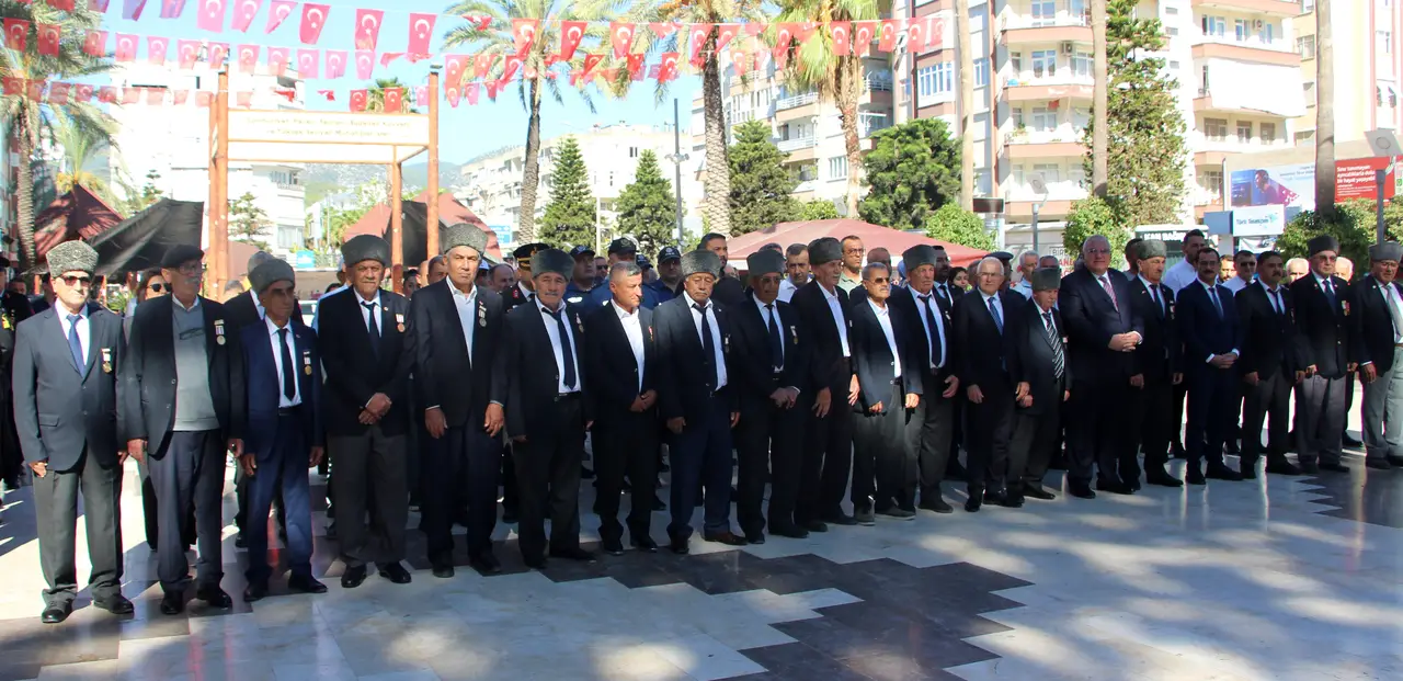 kumlucadaki-gaziler-gunu-toreninde-kibris-gazisi-fenalasti-5.webp