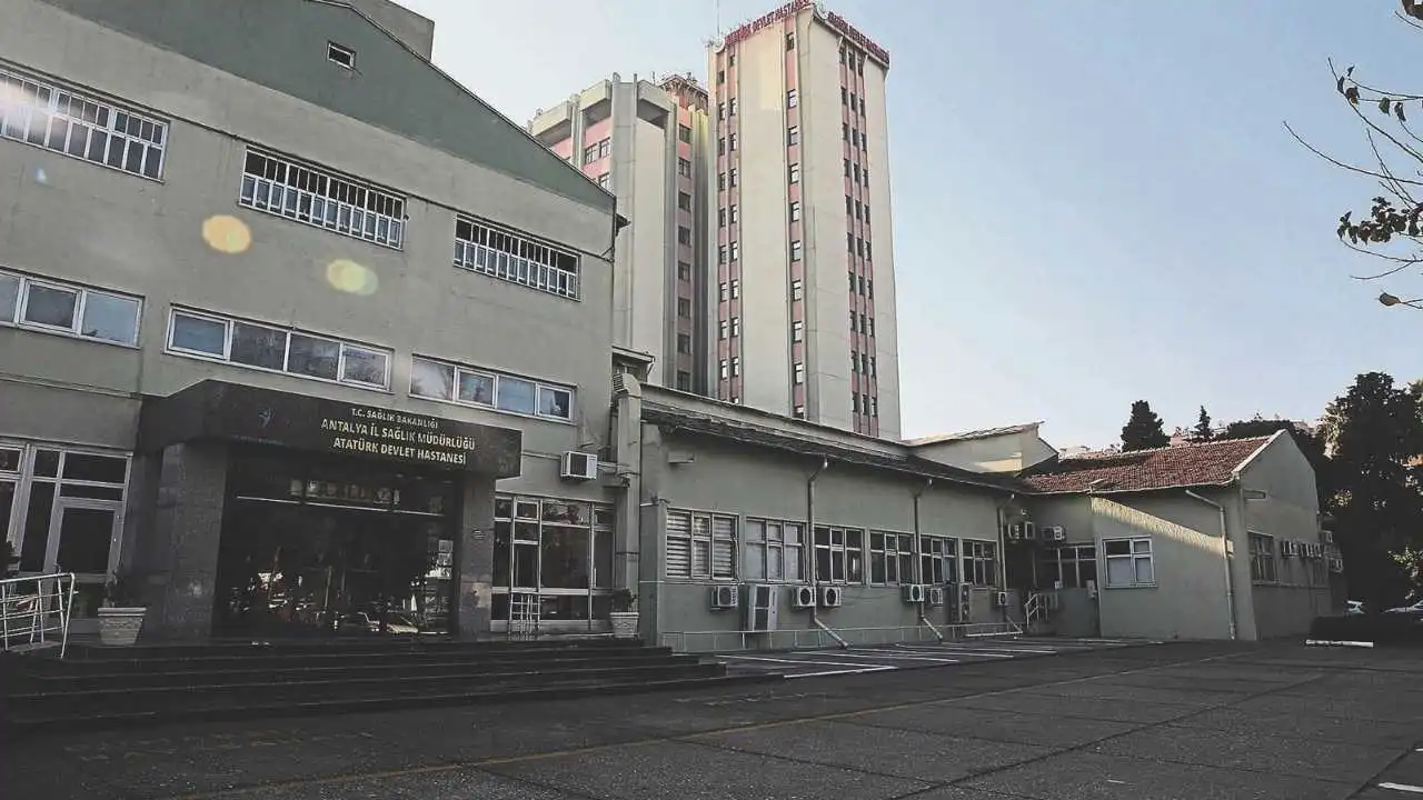 yarim-asirlik-ataturk-devlet-hastanesi-tarih-oluyor-esnaf-tepkili.webp