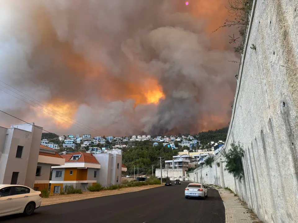 2025/09/20/alanyada-ormanlar-3-gundur-yaniyor-3-mahallede-suruyor-1-otel-20-ev-tahliye-edildi-2.webp