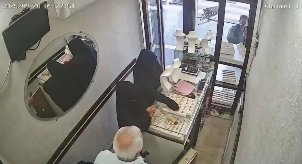antalya-grubu-diyarbakirda-kuyumcudan-altin-caldi-kiskivrak-yakalandilar-2.webp